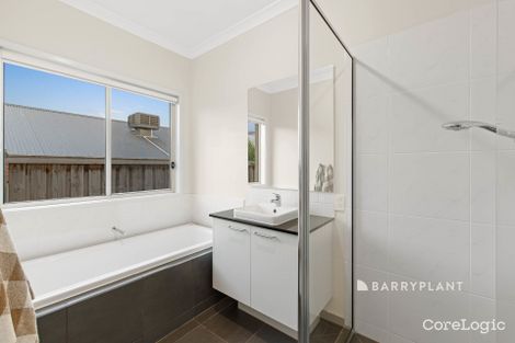 Property photo of 37 Mountford Rise Pakenham VIC 3810