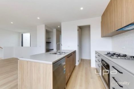 Property photo of 16 Hollywood Drive Roxburgh Park VIC 3064