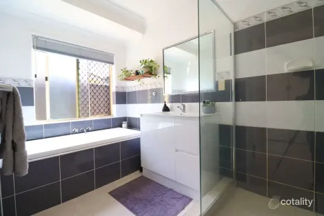 Property photo of 6 Earls Court Point Vernon QLD 4655