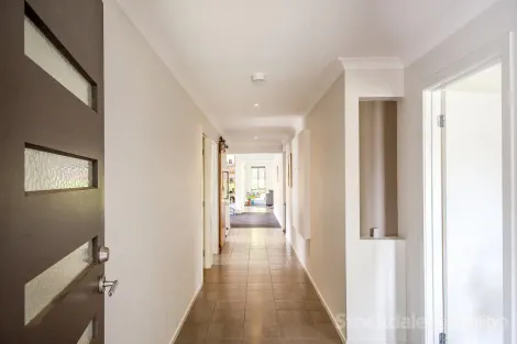 Property photo of 16 Young Street Pakenham VIC 3810