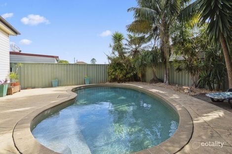 42 Sassafras Ave, Windang, NSW 2528