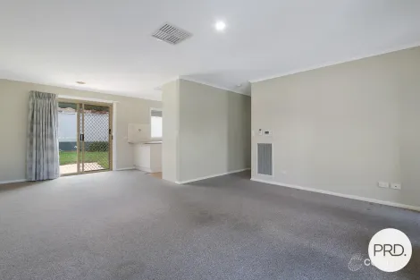 Property photo of 81 Crawshaw Crescent Glenroy NSW 2640