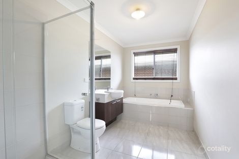 Property photo of 16 Massei Close Roxburgh Park VIC 3064
