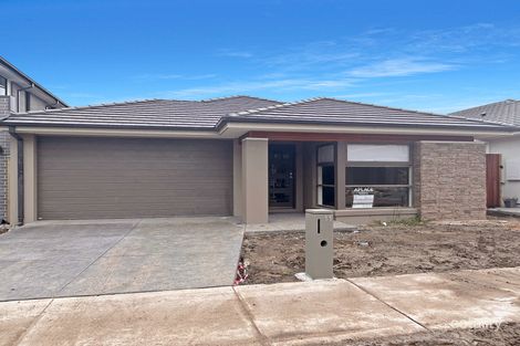 11 Wellingford Rd, Clyde North, VIC 3978