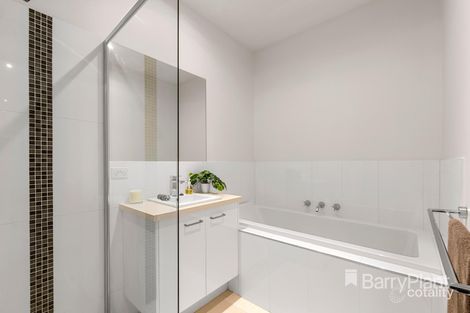 Property photo of 12 Diamond Boulevard Greensborough VIC 3088