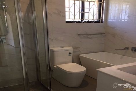 Property photo of 10 Gumdale Avenue St Johns Park NSW 2176