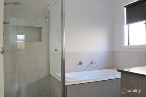 Property photo of 12 Heroic Street Drouin VIC 3818