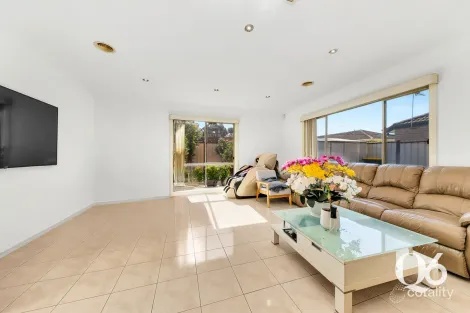 Property photo of 21 Sunnybrae Circuit Cairnlea VIC 3023