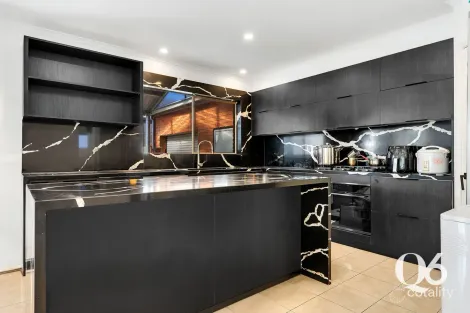 Property photo of 21 Sunnybrae Circuit Cairnlea VIC 3023