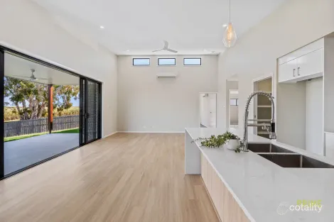 Property photo of 51 Woodruff Crescent Nikenbah QLD 4655