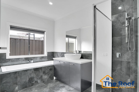 Property photo of 30 Riverside Concourse Cobblebank VIC 3338