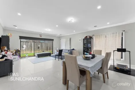 Property photo of 14 Chambers Crescent Cranbourne North VIC 3977
