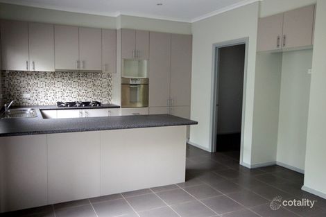 Property photo of 2/11 Smethurst Avenue Pakenham VIC 3810