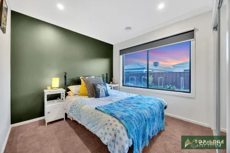 Property photo of 15 Dalveen Drive Fraser Rise VIC 3336