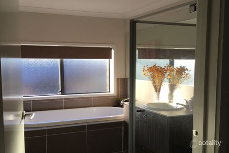 Property photo of 3 Wren Parade Fraser Rise VIC 3336