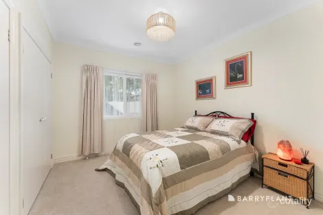 Property photo of 2 Lake Front Mews Doreen VIC 3754