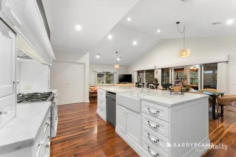 Property photo of 2 Lake Front Mews Doreen VIC 3754