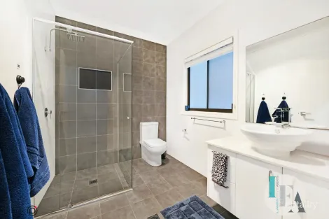 Property photo of 2/3A King Street Lake Illawarra NSW 2528