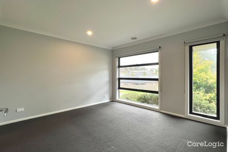 Property photo of 8 Greenbank Drive Pakenham VIC 3810