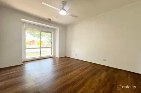 Property photo of 20 Masters Circuit Roxburgh Park VIC 3064