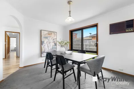 Property photo of 1 Lochalsh Court Endeavour Hills VIC 3802