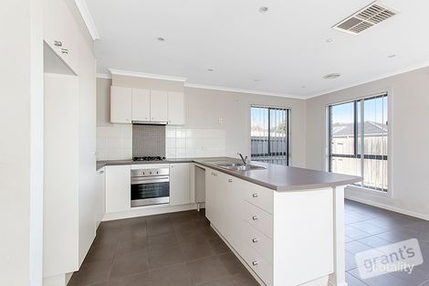 Property photo of 35 Melzak Way Berwick VIC 3806