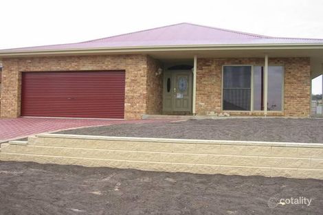 17 North Hidden Valley Cct, Beaconsfield, VIC 3807