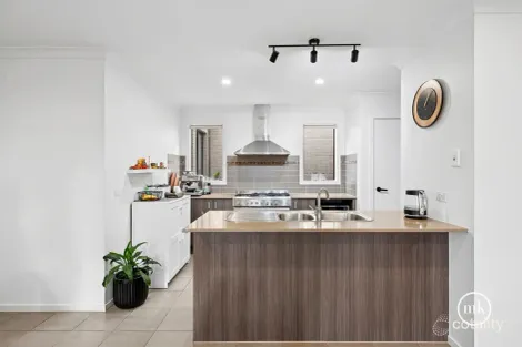 Property photo of 19 Brahman Walk Doreen VIC 3754