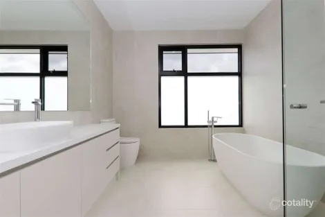 Property photo of 2/4 Adrienne Crescent Mount Waverley VIC 3149