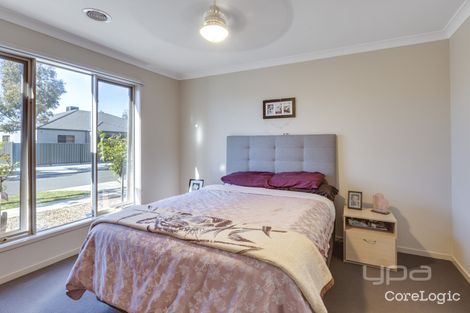 Property photo of 17 Finsbury Crescent Manor Lakes VIC 3024