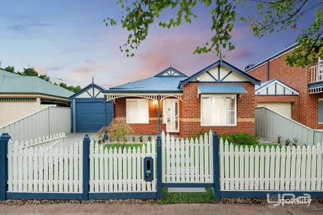 Property photo of 2 Risley Close Caroline Springs VIC 3023