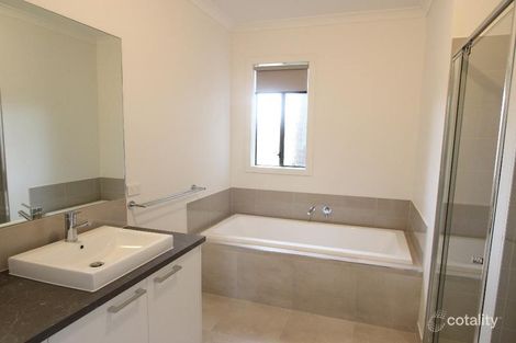 Property photo of 1 Marblelight Way Clyde North VIC 3978