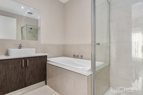 Property photo of 2/17 Lindsay Court Melton VIC 3337