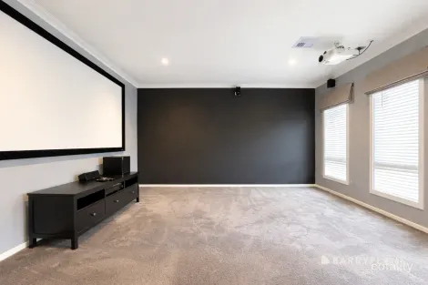 Property photo of 17 Valleyview Grove Drouin VIC 3818