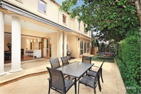 2 Rostrevor Pde, Mont Albert, VIC 3127