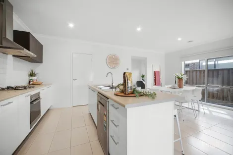 Property photo of 32 Tundra Esplanade Werribee VIC 3030