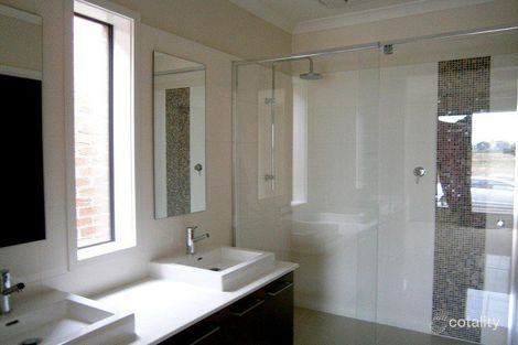 Property photo of 19 Springleaf Avenue Clyde North VIC 3978