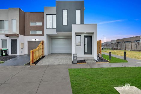 Property photo of 32 Hockley Avenue Mickleham VIC 3064