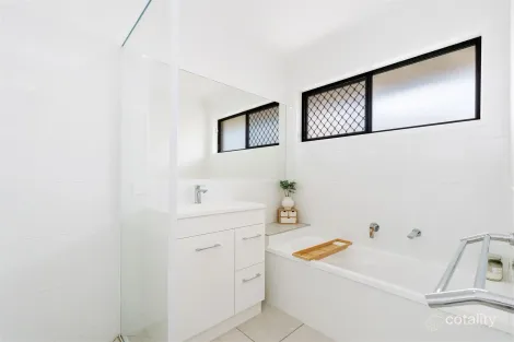 Property photo of 10 Saltair Drive Eli Waters QLD 4655