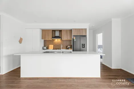 Property photo of 18 Mannagum Drive Beveridge VIC 3753