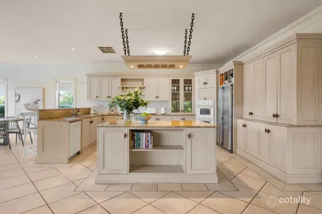 Property photo of 18 Sovereign Way Hillside VIC 3037