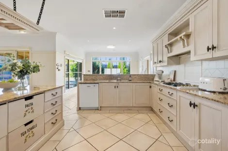 Property photo of 18 Sovereign Way Hillside VIC 3037