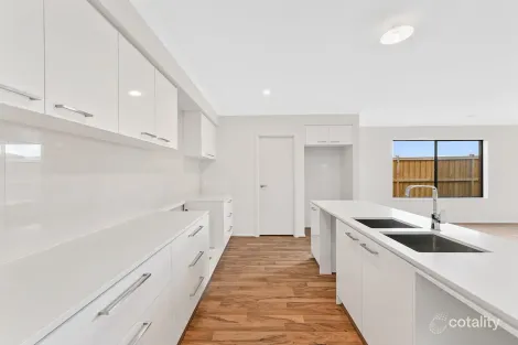 Property photo of 27 Springbrook Drive Clyde North VIC 3978