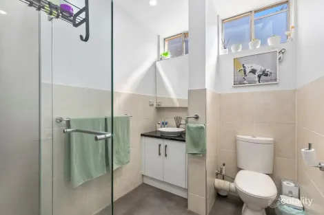 Property photo of 2/110 Kingsford Smith Drive Hamilton QLD 4007