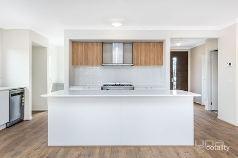 Property photo of 2 Roehampton Drive Strathtulloh VIC 3338