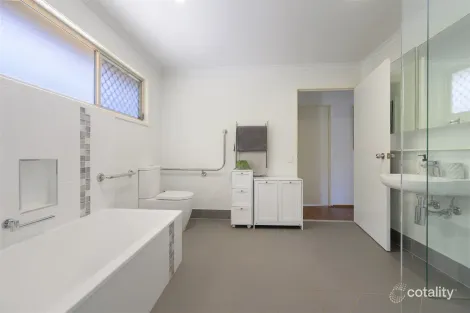 Property photo of 9 Earls Court Telina QLD 4680