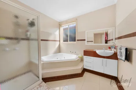 Property photo of 16 Woodside Way Roxburgh Park VIC 3064