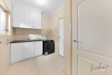 Property photo of 16 Woodside Way Roxburgh Park VIC 3064