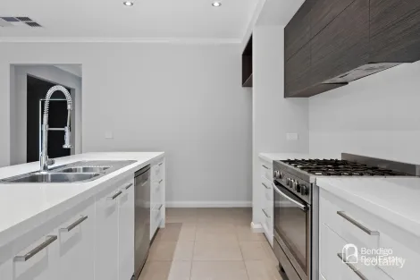 Property photo of 44 Amara Way Kangaroo Flat VIC 3555