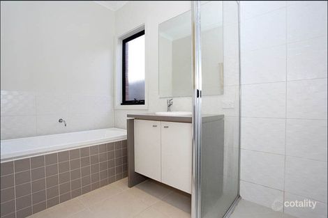 Property photo of 8 Black Wattle Way Cranbourne VIC 3977